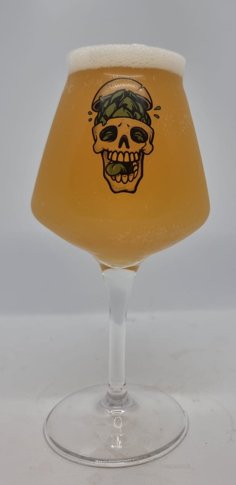 Hop-Fueled Elegance: Tubo Allegra Teku Beer Glass with Skull and Hops Design